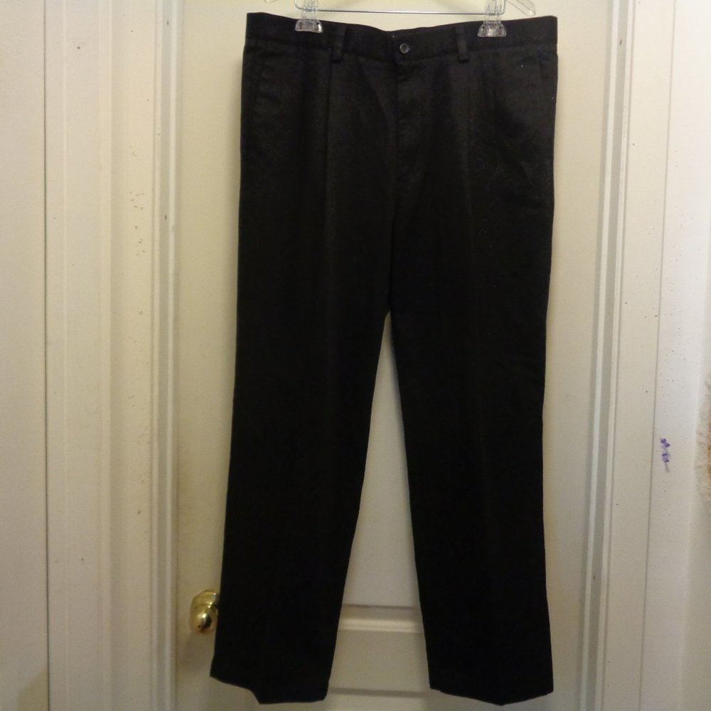 DOCKERS BLACK SLACKS PLEATED CLASSIC 38 BY 31